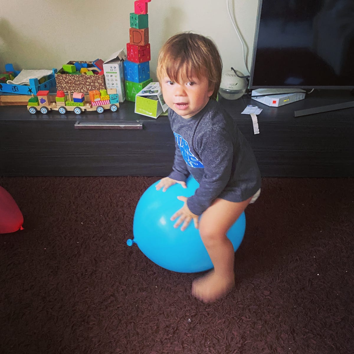 Marco saltando y botando en un globo.