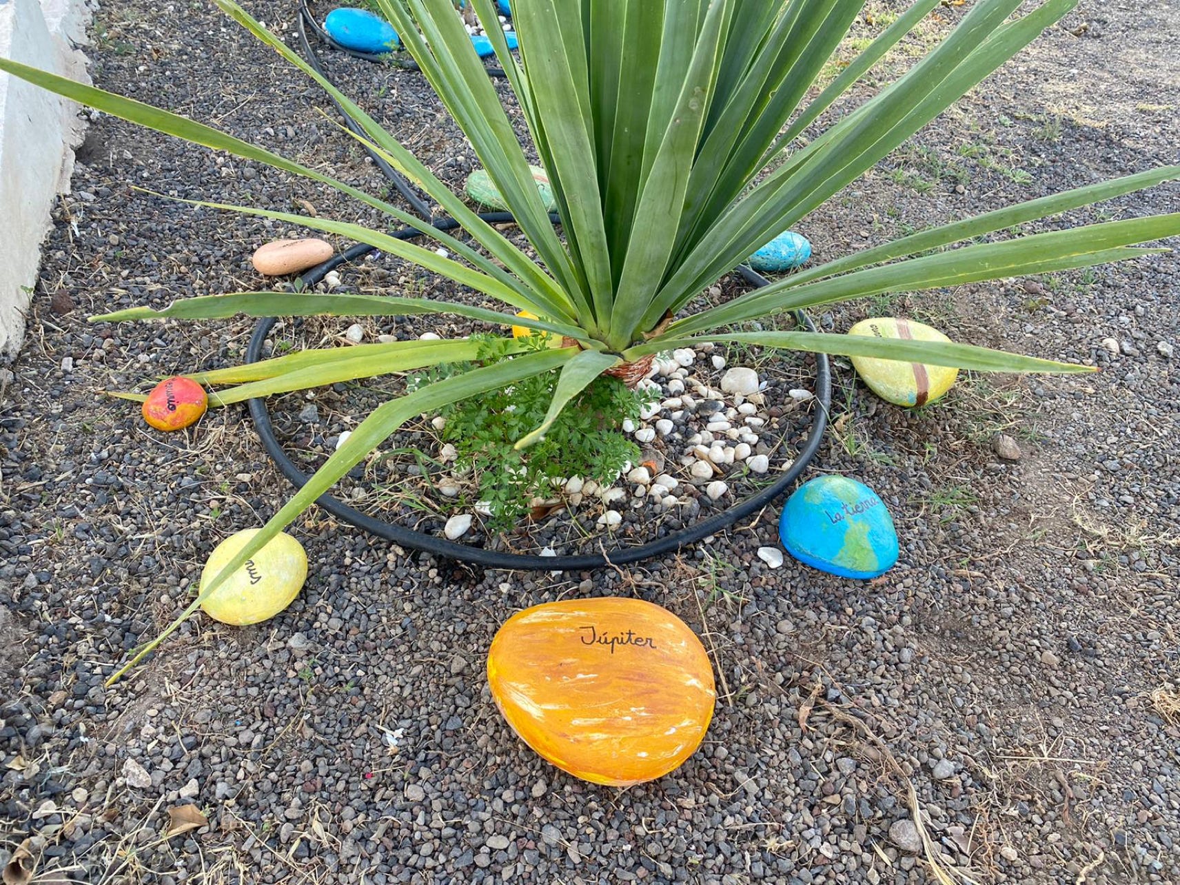 Fotos del sistema solar representado por piedras, para explicar a los más pequeños nuestro sistema solar y